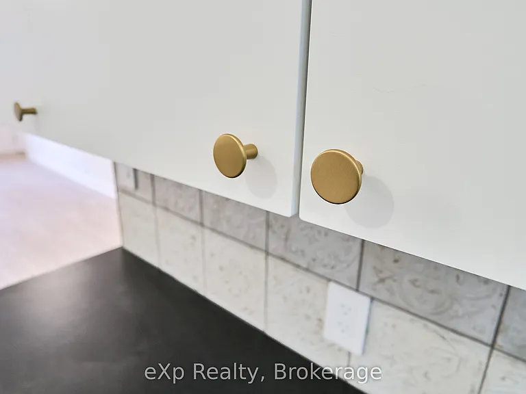 111 Riverside Dr N — Photo 37