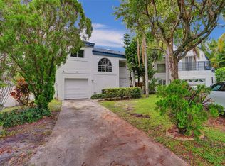 221 NE 211th St, Miami, FL 33179