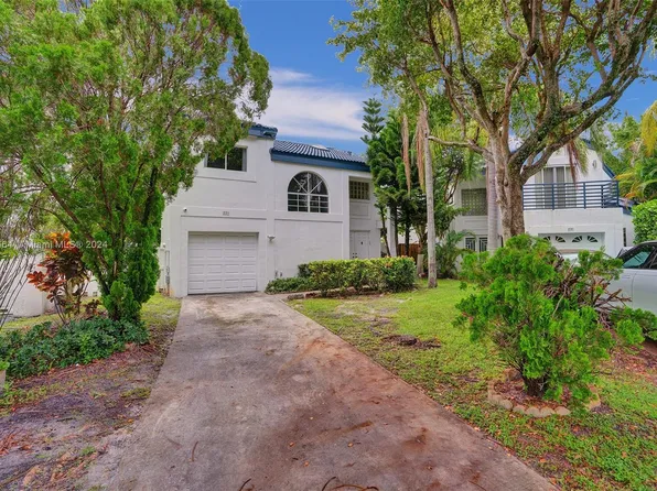221 NE 211th St, Miami, FL 33179