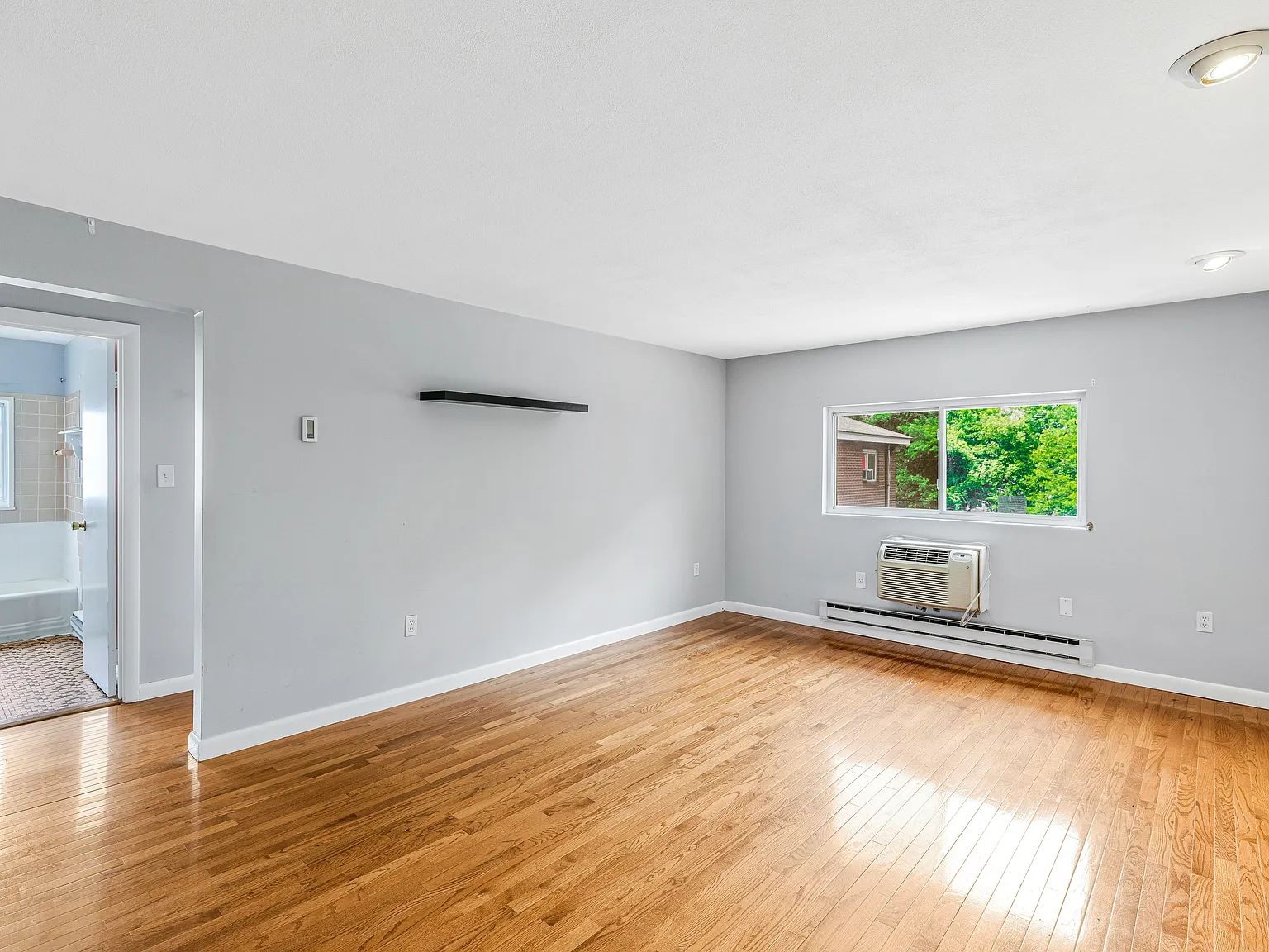 2 bed, 685 sqft, $1,950 — Photo 2