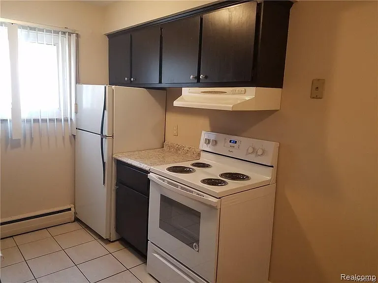 1471 W Nine Mile Rd — Photo 2