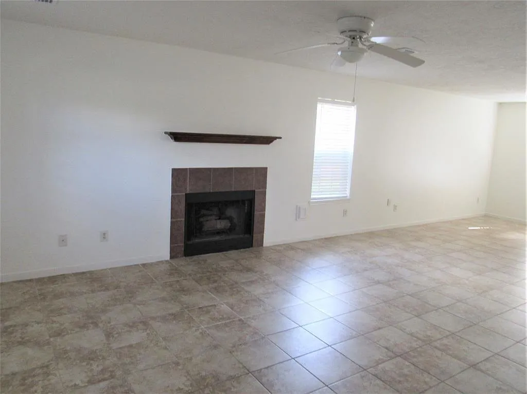 3 bed, 2.5 bath, 2109 sqft, $2,000 — Photo 4