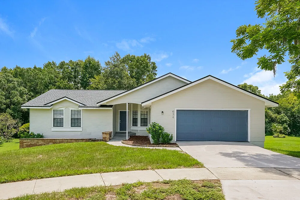 3 bed, 2.0 bath, 1293 sqft, $2,045 — Photo 1