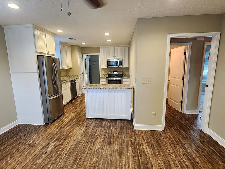 2702 N Railroad St — Photo 3
