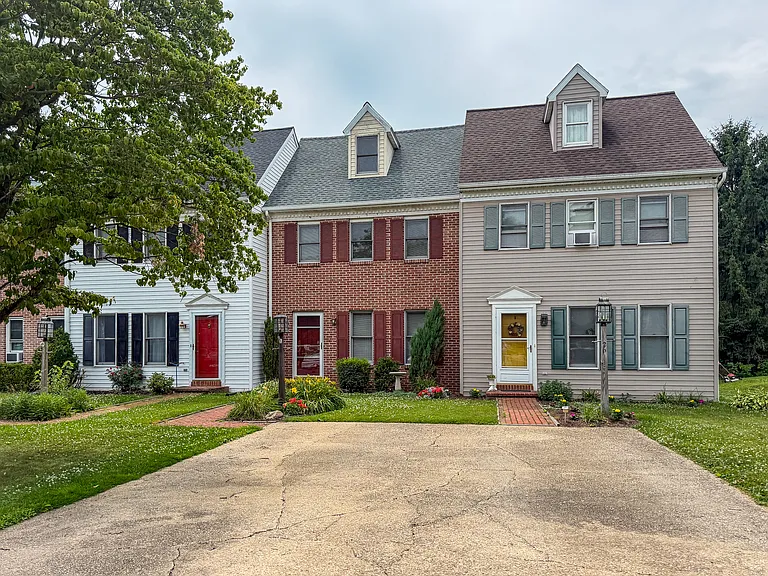 28 Pheasant Ln — Photo 2