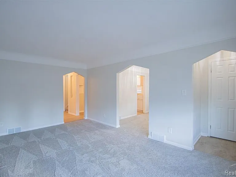 16896 Manor St — Photo 2