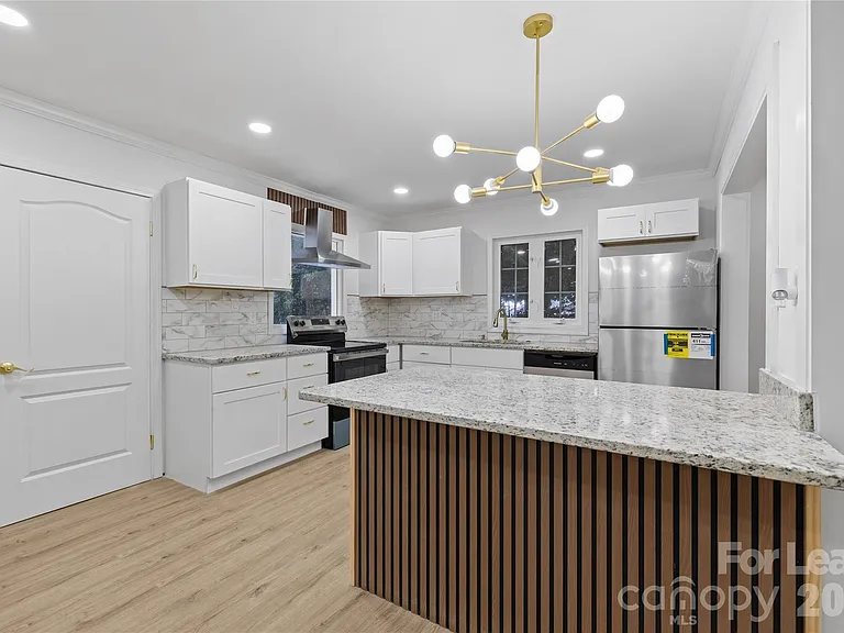 631 Townsend Ave — Photo 10