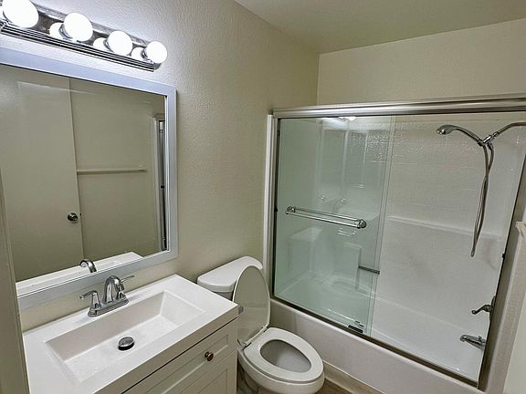 3rd image of 411 S Berendo St APT 204