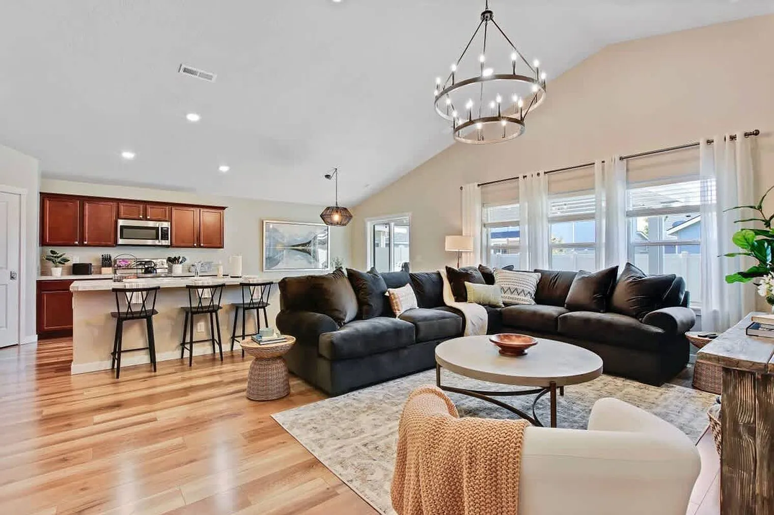 4 bed, 2.0 bath, $8,243 — Photo 4
