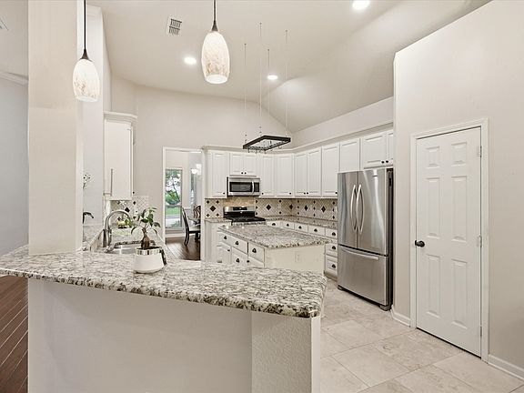 3rd image of 2421 London Dr