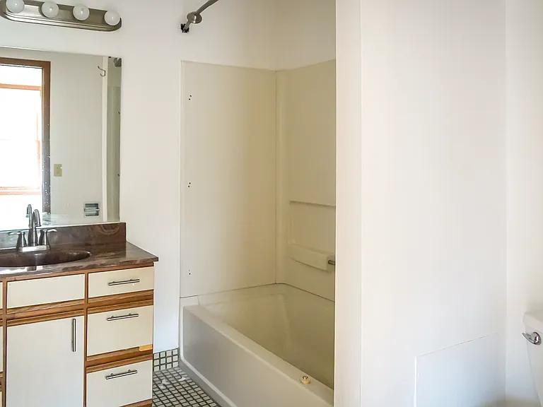 1053 Cromwell Ave #303 — Photo 4