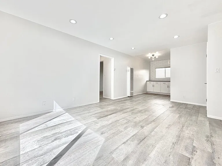 1676 Manning Ave — Photo 5