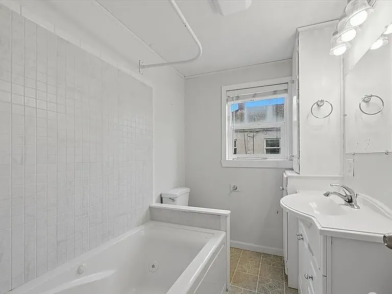 4624 N Pearl St — Photo 15