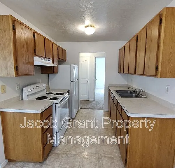 385 Golden St #2 — Photo 4