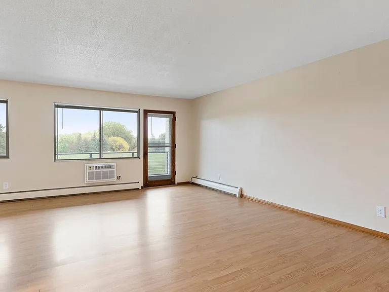 Imperial Heights Apartments — Photo 23