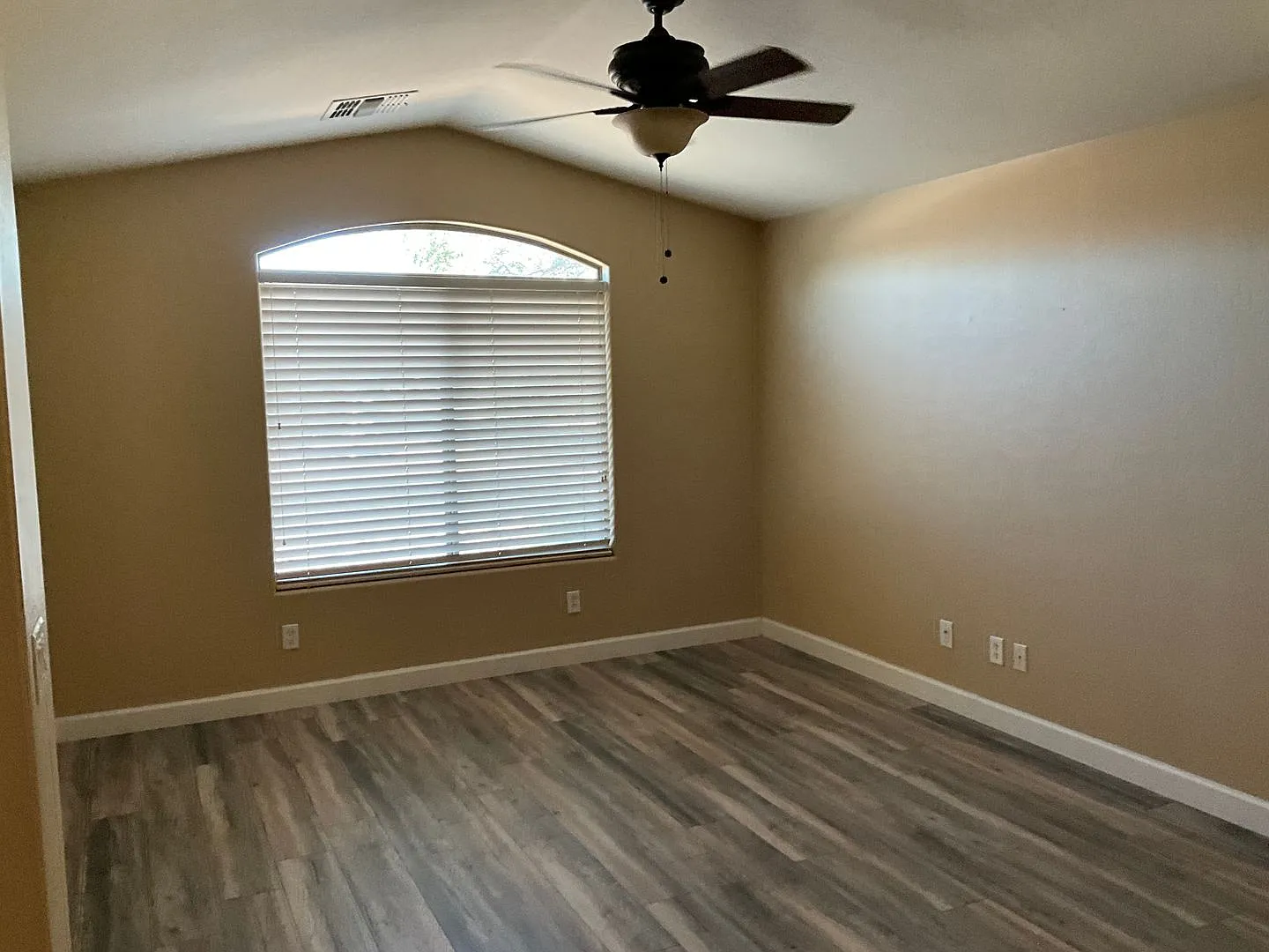 Great single level home with pool in golf course community — Photo 2