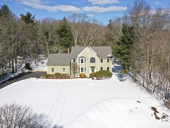 3rd image of 18 Bubbling Brook Rd