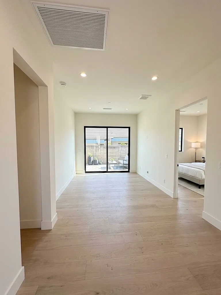 2 bed, 1000 sqft, $3,200 — Photo 2