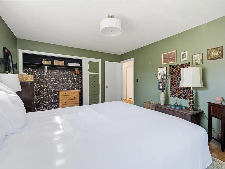 Queen bed in primary bedroom