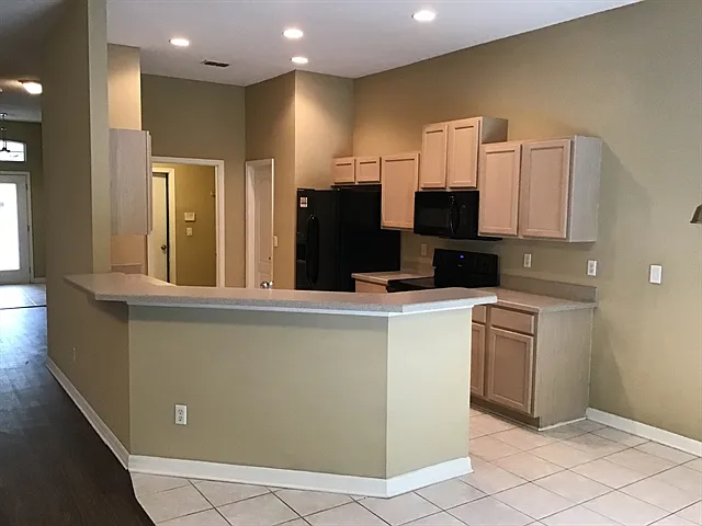 3 bed, 2.0 bath, 1705 sqft, $2,565 — Photo 4