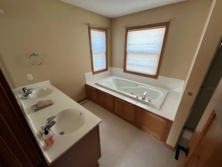 1128 Creekside Cir — Photo 25