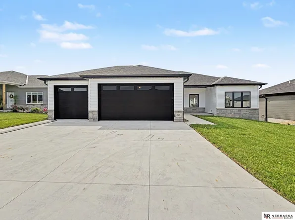 225 Kristi Ln, Hickman, NE 68372
