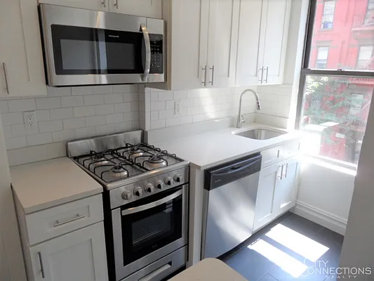 Rented by City Connections Realty | media 3