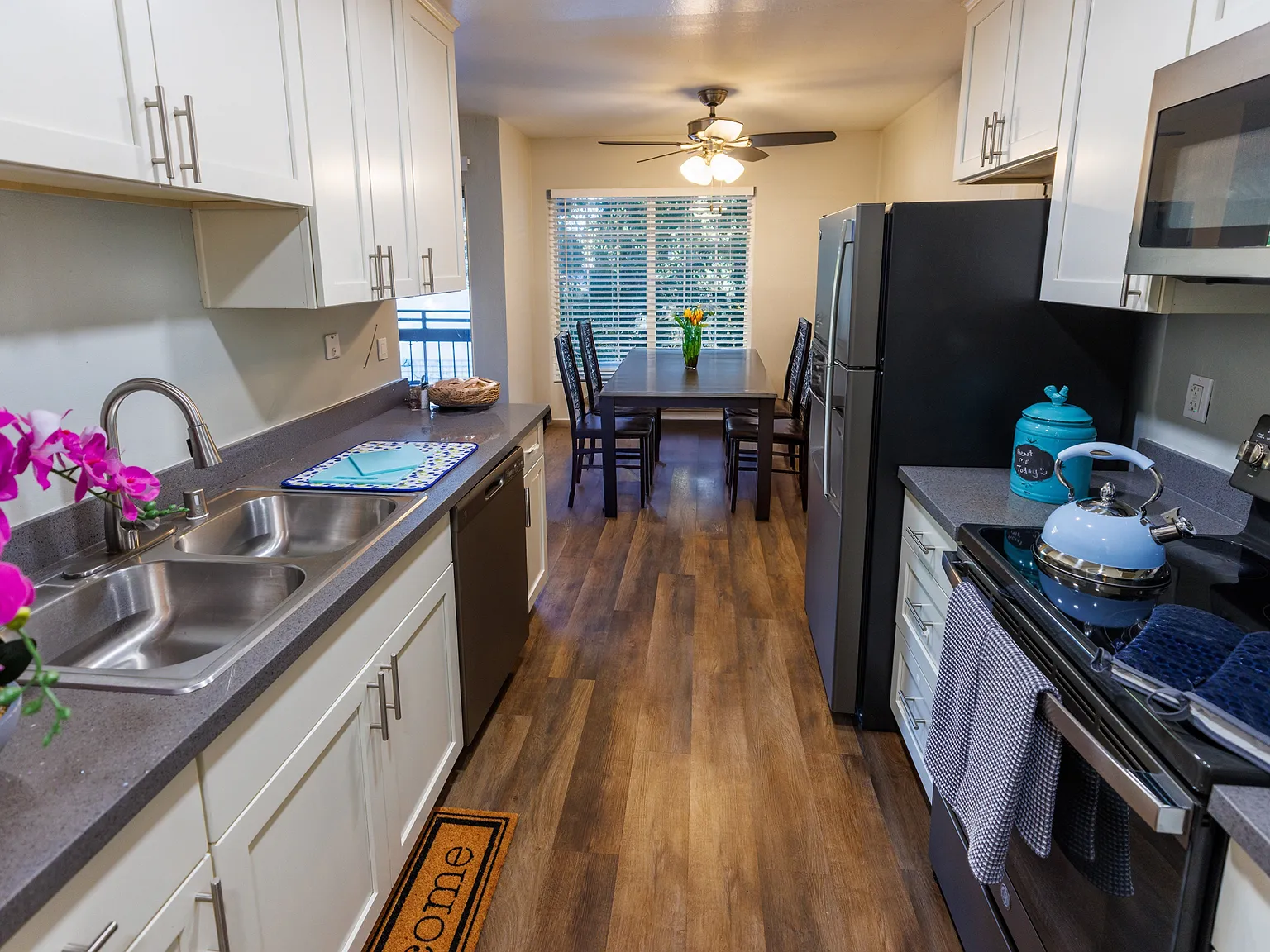 Redwood Plaza Apartments — Photo 2