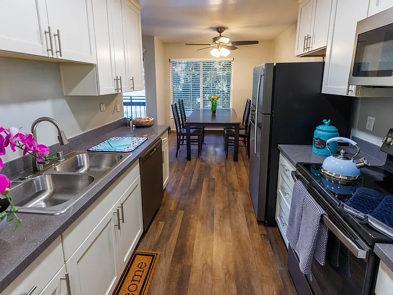 Redwood Plaza Apartments — Photo 2