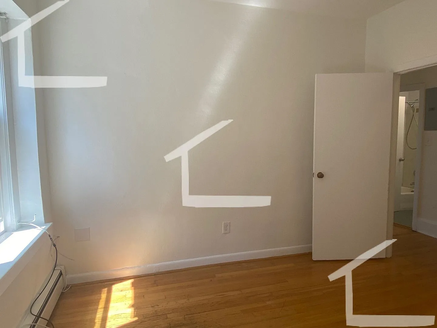 Ridiculous renovation in the living room including 'metal object' — Photo 4