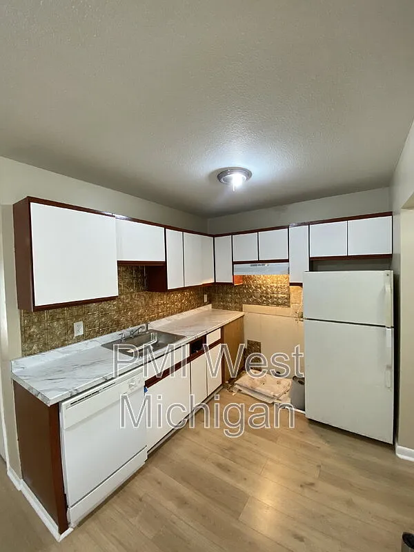 3 bed, 1.5 bath, 1320 sqft, $1,850 — Photo 1