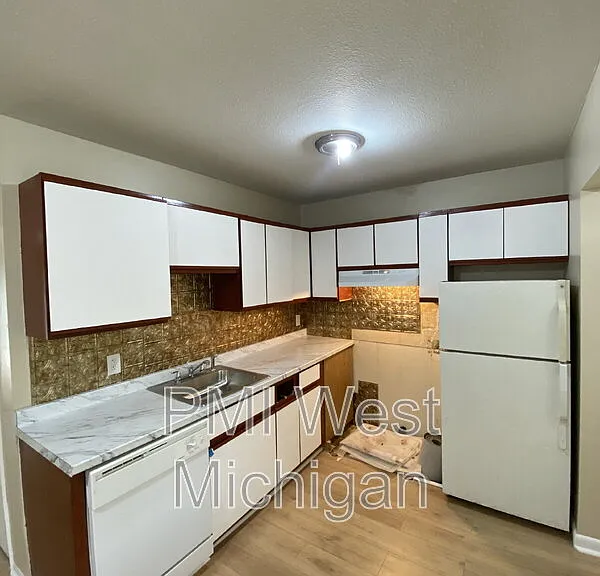 6081 In The Pines Dr SE — Photo 1