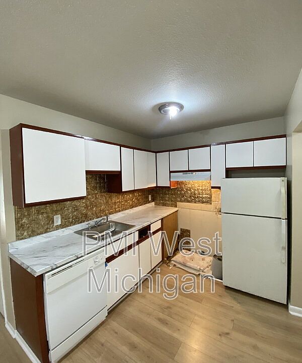 1st image of 6081 In The Pines Dr SE