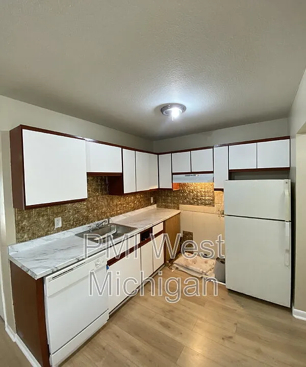 6081 In The Pines Dr SE