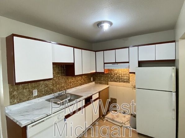 6081 In The Pines Dr SE