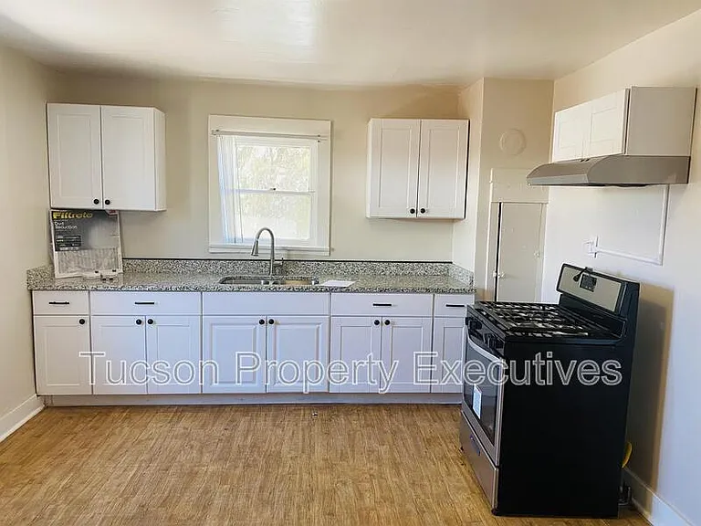 2632 N Stone Ave #9 — Photo 4