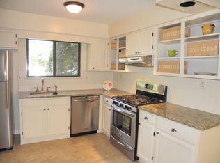 2 Indian Spring Ln, High Bridge, NJ 08829