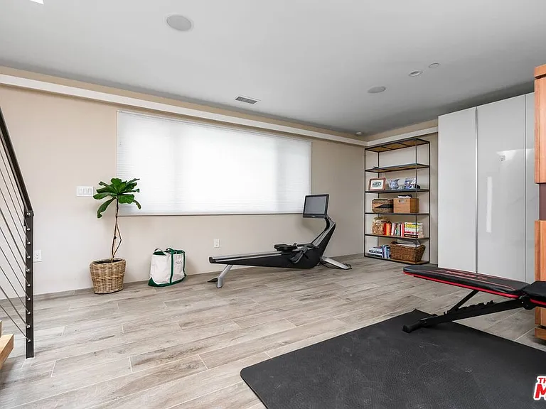 939 N Beverly Glen Blvd — Photo 3