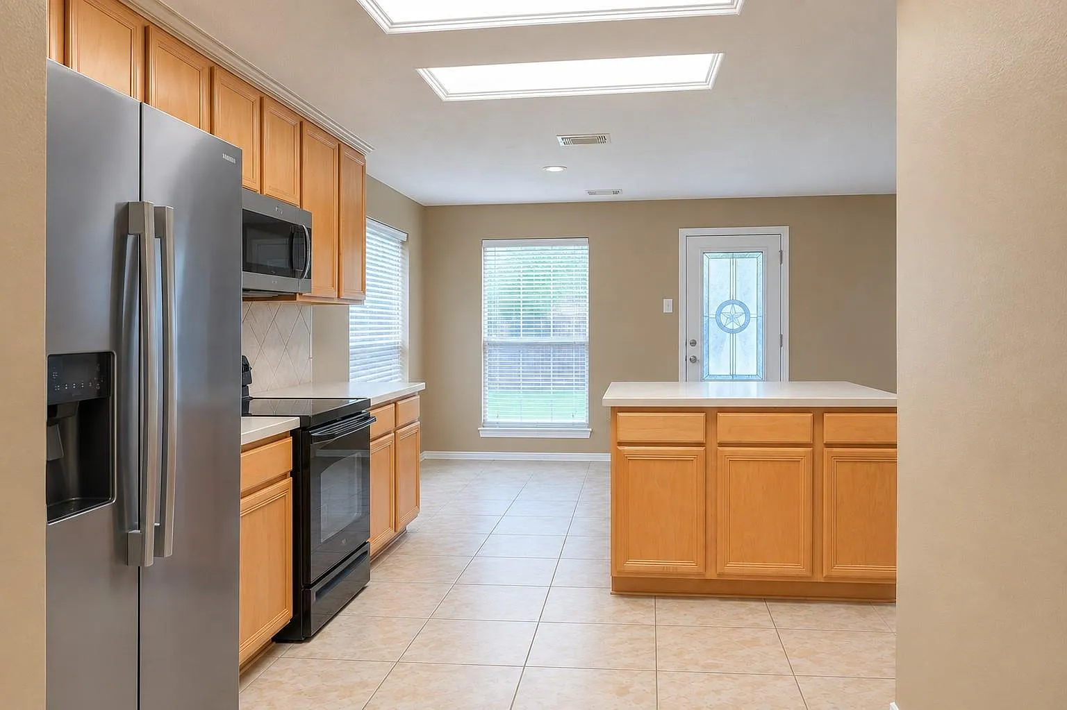 4 bed, 2.5 bath, 2168 sqft, $2,500 — Photo 2