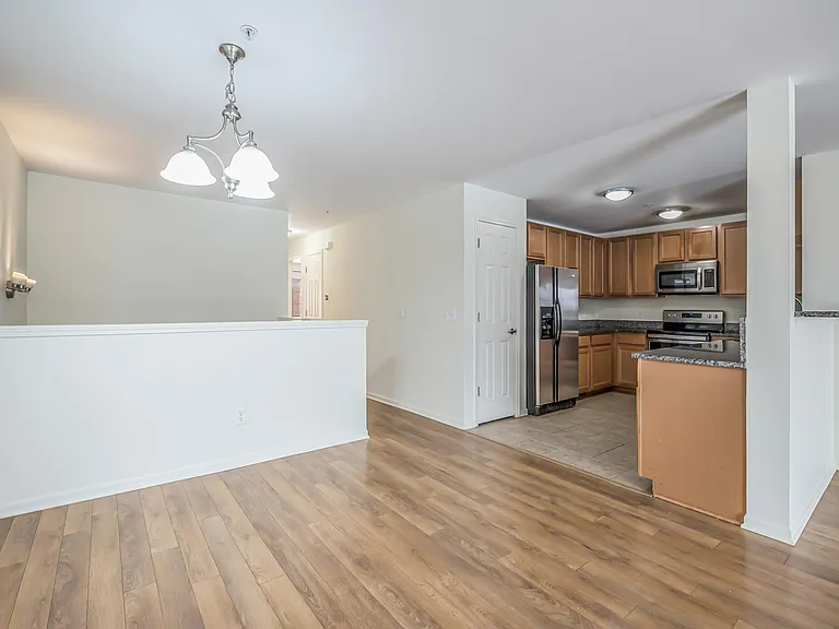 120 W Oakbrook Dr — Photo 3