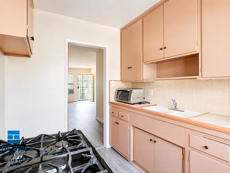 1055 N El Centro Ave #8 — Photo 14