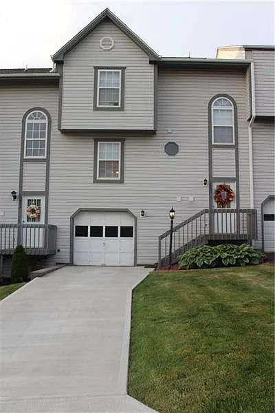 1405 Lexington Dr photo 1