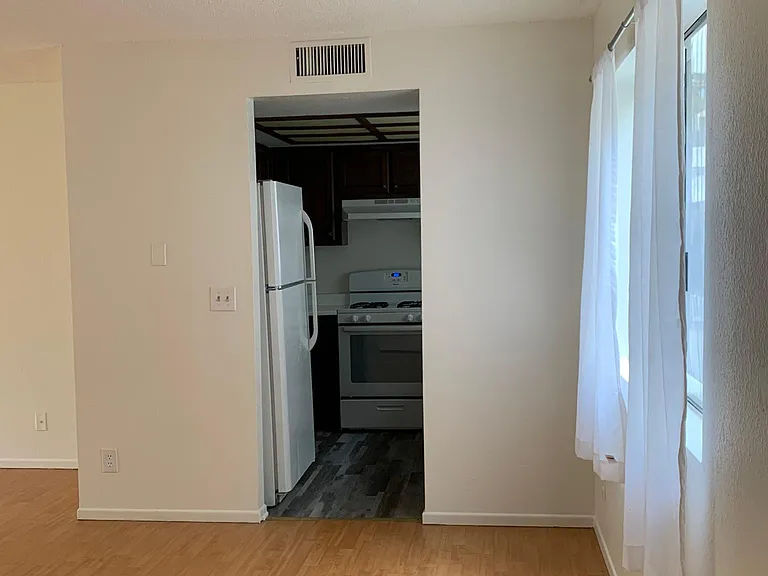 814 E Windsor Rd #107 — Photo 7