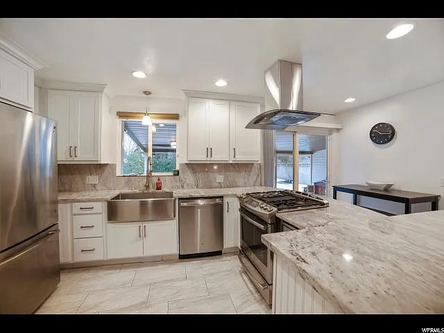 576 E Millcreek Way — Photo 2