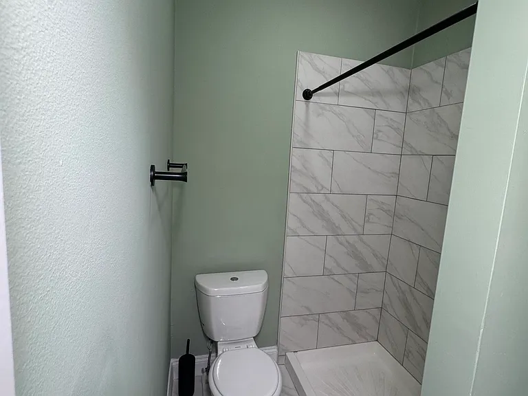 809 N Luzerne Ave — Photo 11