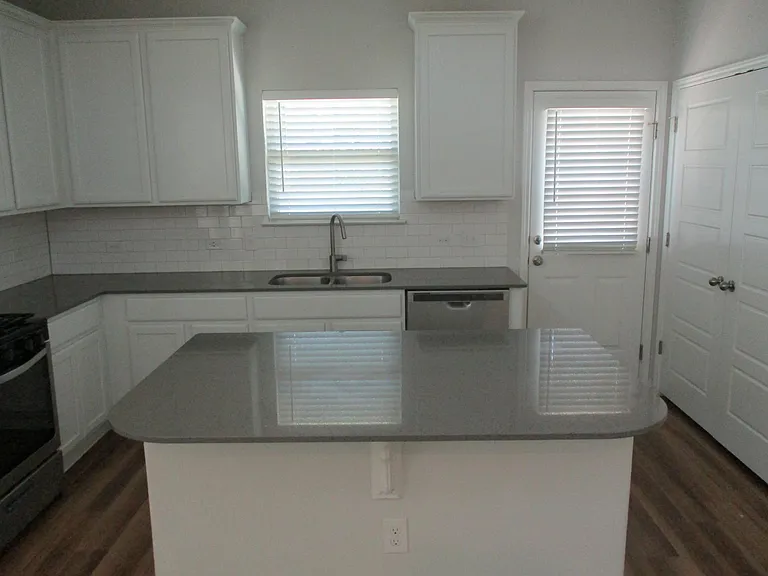 kitchen island & breakfast bar