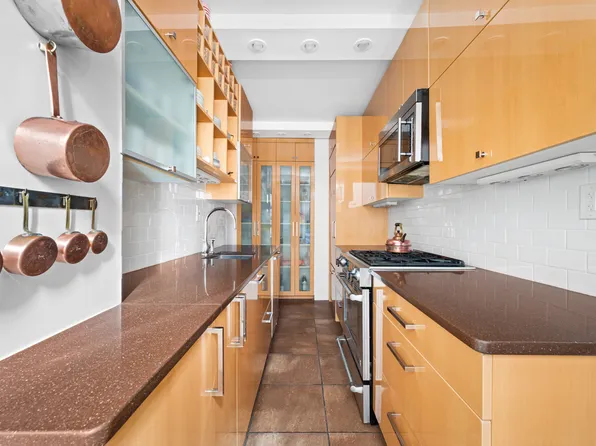 325 East 57th Street image 9 of 12