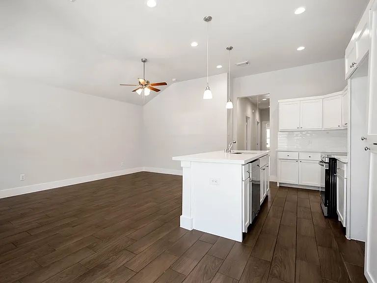 5901 Woodview Dr #B — Photo 2