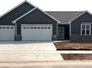 1408 Crossroads Dr, De Pere, WI 54115