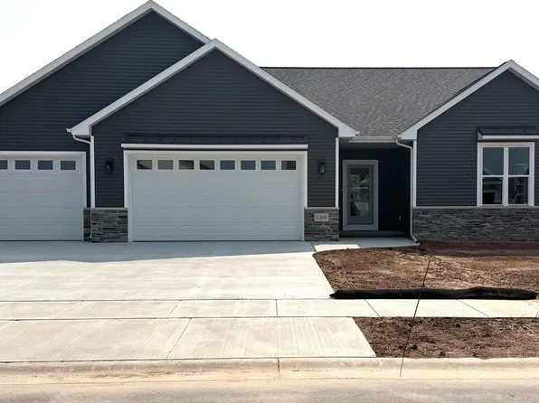 1408 Crossroads Dr, De Pere, WI 54115